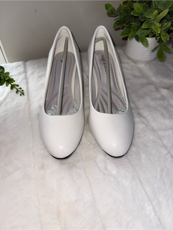 easy street Shoes - easy street White Smooth Round-Toe Pumps - Size 9W
